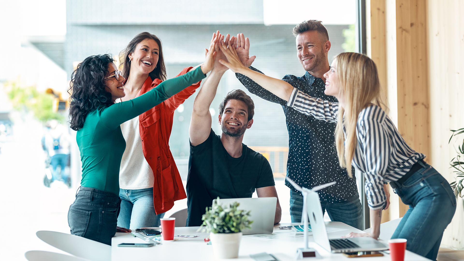 Personas mostrando señales de alta inteligencia emocional en el trabajo.